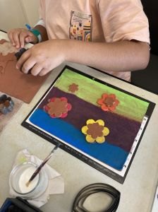 Argile peinte et reliefs