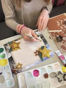 Gouache sur argile auto-durcissante