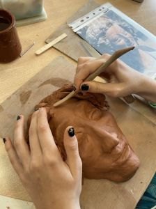 Graver les cheveux dans l'argile