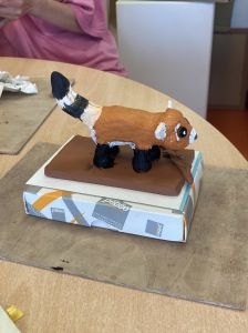 Mise en couleur de la statuette avec de la gouache