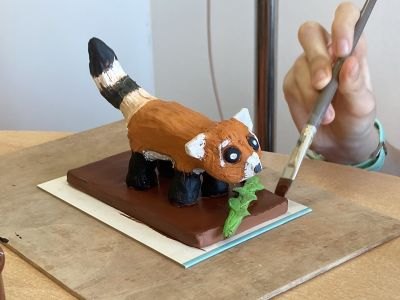 Les enfants participent à un atelier de sculpture à l'hôpital