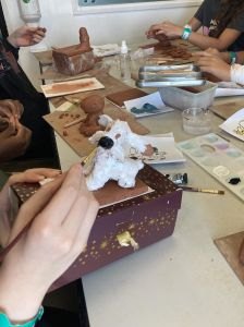 Artiste plasticienne qui organise des ateliers créatifs à l'hôpital