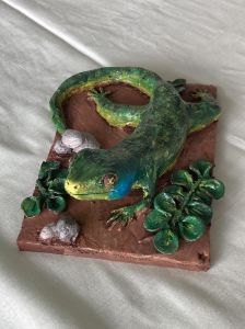 Lézard en argile peinte et vernie