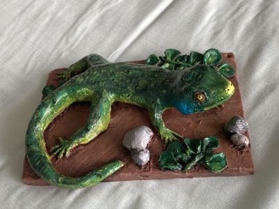 Figurine de lézard en argile crue et peinte