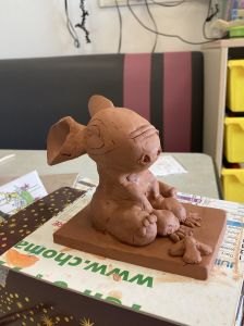 Une figurine de Stitch modelée par un enfants