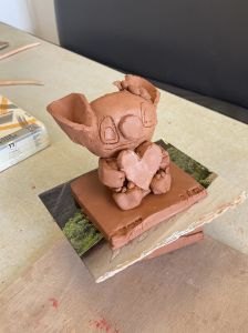 Proposer aux enfants de modeler leur personnage de BD préféré