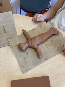 Atelier modelage avec les enfants hospitalisés