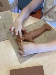 Melina à choisi de modeler une petite sirène