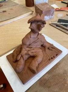 Plasticienne travaillant avec les enfants