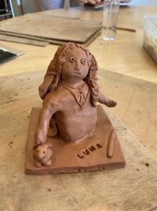 Statuette en argile créée par une enfant