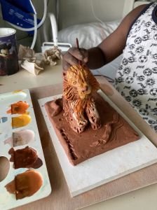 Artiste plasticienne qui travaille avec les enfants