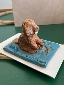 Un castor les pieds dans l'eau