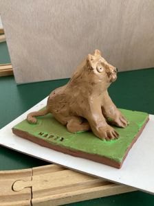 Lionceau modelé avec un peu d'argile