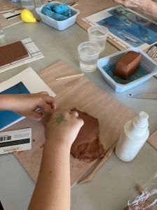 Un enfant participe à l'atelier de modelage