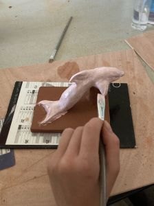 Mise en couleur à la gouache de la statuette en argile