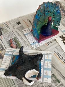 Une raie manta et un paon