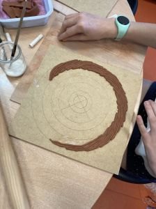 Collage de fines plaques d'argile