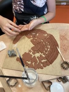 Découpage collage de fines plaques d'argile