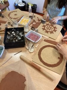 Atelier créatif avec de l'argile
