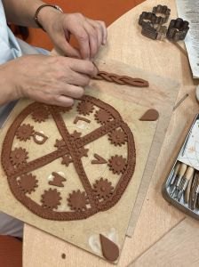 Une rose des vents en argile