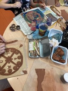 Découper graver peindre