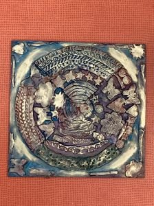 Après séchage, une cire dorée permet de faire ressortir les reliefs