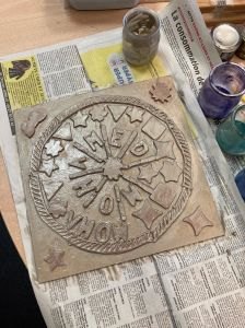 Le tableau est peint avec une couleur étain