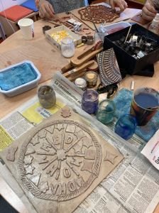 L'argile est couverte de peinture métallisée