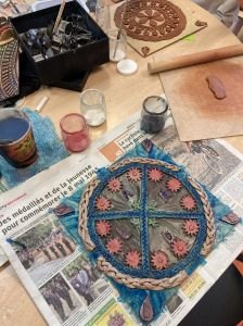 Le bas-relief est peint