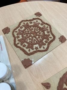 Mandala en fines plaques d'argile