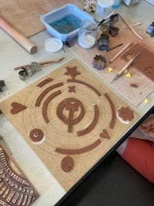 Décor en argile collée