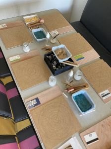 La table est prête à accueillir les enfants