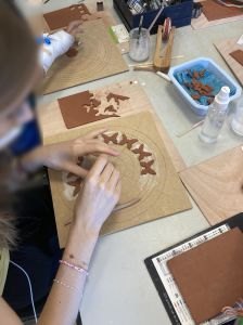 Les enfants commencent le décor de leur mandala