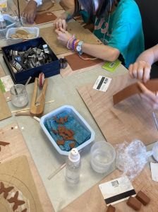 Un atelier de modelage est proposé aux enfants pendant les vacances scolaires