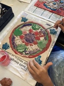 Un enfant peint son tableau