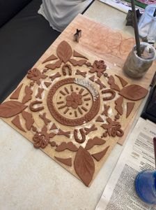 Certains motifs sont découpés avec des emporte-pièces