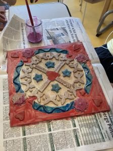 Mise en couleur du tableau en argile collée