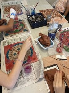 Artiste plasticienne intervenant auprès des enfants malades