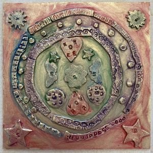 Bas-relief en argile crue, collée et peinte