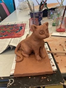 Petit chat en argile crue