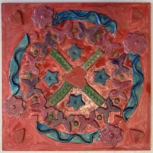 Rosace en argile collée sur une planchette