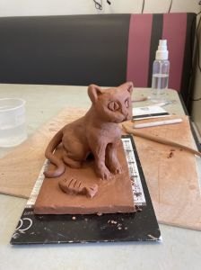 Petit chat modelé en argile autodurcissante