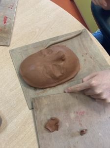 Modelage d'un masque en argile