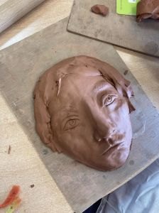 Modelage d'un visage en argile
