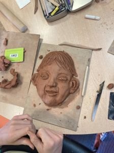 Un masque en argile modelé par un enfant