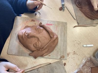 Artiste plasticienne intervenant en milieu hospitalier