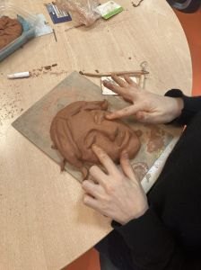 Les enfants déforment l'argile avec le bout des doigts