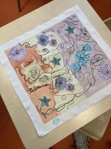 Décor pastel sur un foulard en soie