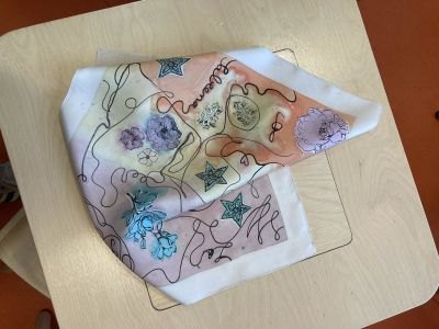 Carré de soie peinte