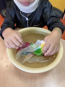 Rinçage du foulard en soie